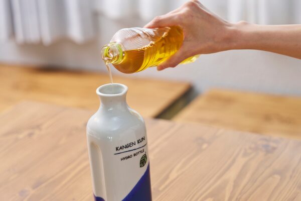 還元くんにお茶を注いでいる様子